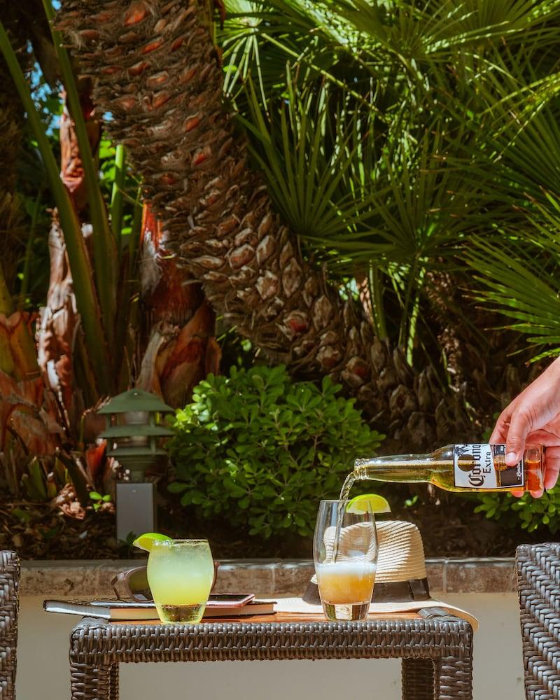 Hyatt Regency Newport West Hotel 4*