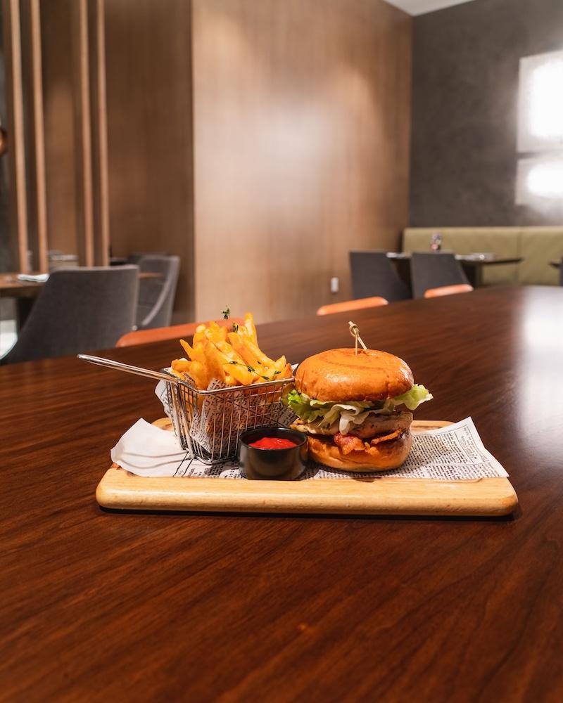 Hotel Hyatt Regency Newport West 4*